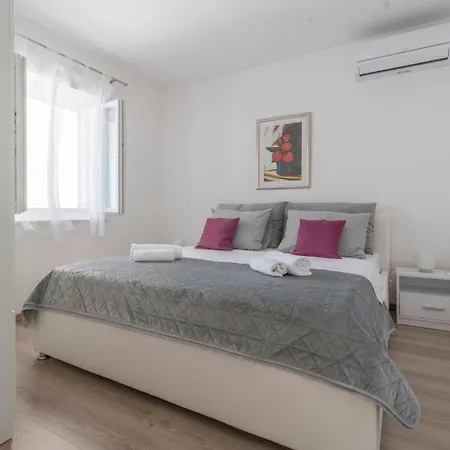 Toma By Guide Vila *